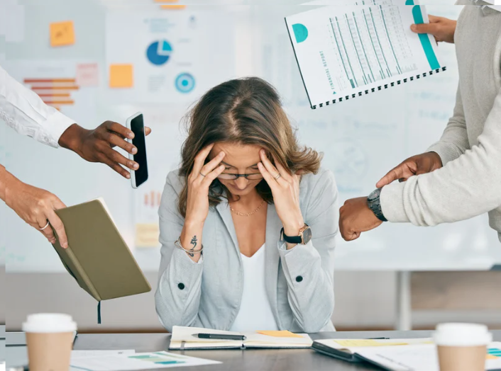 Mujer trabajando al inicio de septiembre con estrés